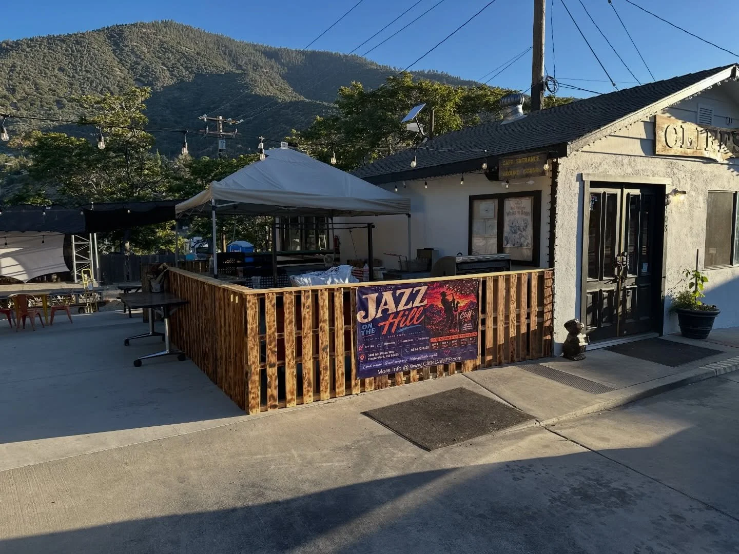 Welcome to the new and improved outdoor barbecue kitchen! Our newest addition to Cliffs Cafe! Come check us out this weekend for Tri Tip Sandwitches, Steak Fries and Beer Battered Onion Rings! Jazz on the Hill Starts at 5pm this Saturday night!