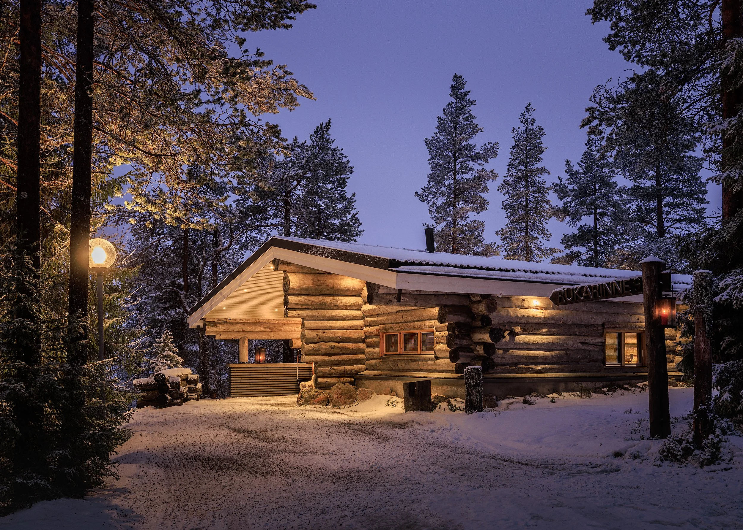 Villa Ruka Hill, traditional luxury log villa. Zynopsis Visuals.