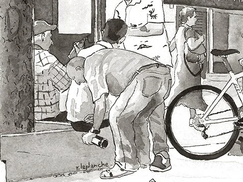 Un homme ouvre sa bouteille sans décapsuleur