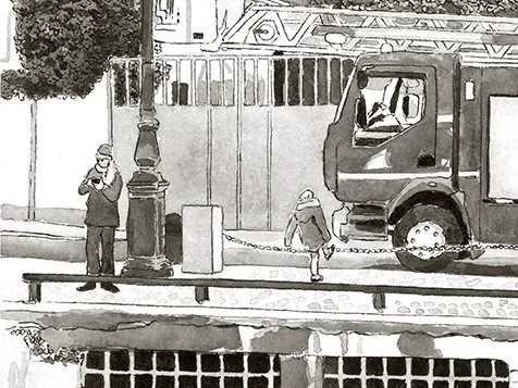 Personne attendant au bord du canal, un homme avec un sac et un téléphone, une femme avec un sac à main, derrière une barrière.