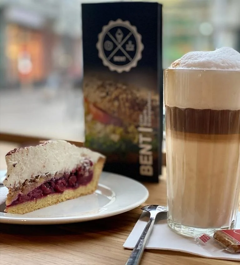 kirsch-sahne-kuchen-mit.jpg