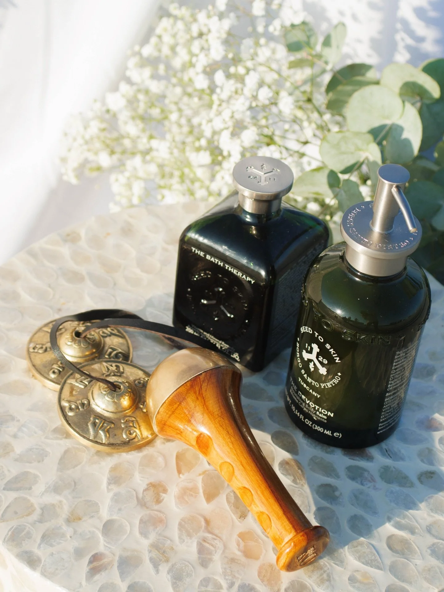 I love incorporating unique sensory elements into my treatments. From beautiful 𝙖𝙧𝙤𝙢𝙖𝙩𝙞𝙘𝙨 sourced from Italy to sound healing with 𝙏𝙞𝙗𝙚𝙩𝙖𝙣 𝙩𝙞𝙣𝙜𝙨𝙝𝙖 𝙘𝙮𝙢𝙗𝙖𝙡𝙨 to the 𝙆𝙖𝙣𝙨𝙖 𝙬𝙖𝙣𝙙 from India. Every detail has been thou