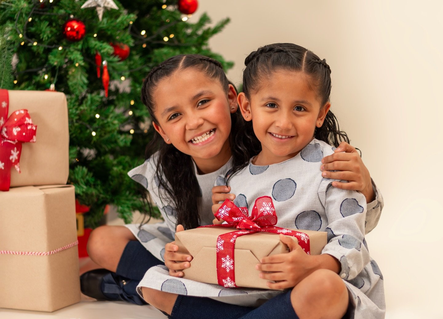 Amor de hermanas 🥰✨ !Ven por tu sesi&oacute;n navide&ntilde;a para tener este tipo de lindo recuerdos!
.
.
.
#fotografianavide&ntilde;a #sesionfotogr&aacute;fica #fotoestudiocdmx #estudiofotografico #fotograf&iacute;a #fotograf&iacute;acdmx #fotogra