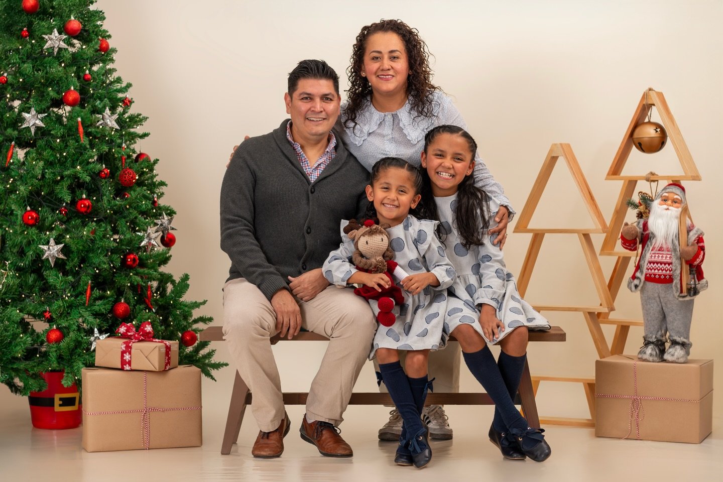 &iexcl;Familia feliz y con un recuerdo para siempre! ✨
.
.
.
#fotoestudio #fotoestudiocdmx #sesionnavide&ntilde;a #navidad #navidadenfamilia #fotografadefamilia #fotografamexicana #CDMX #sesionfotogr&aacute;fica