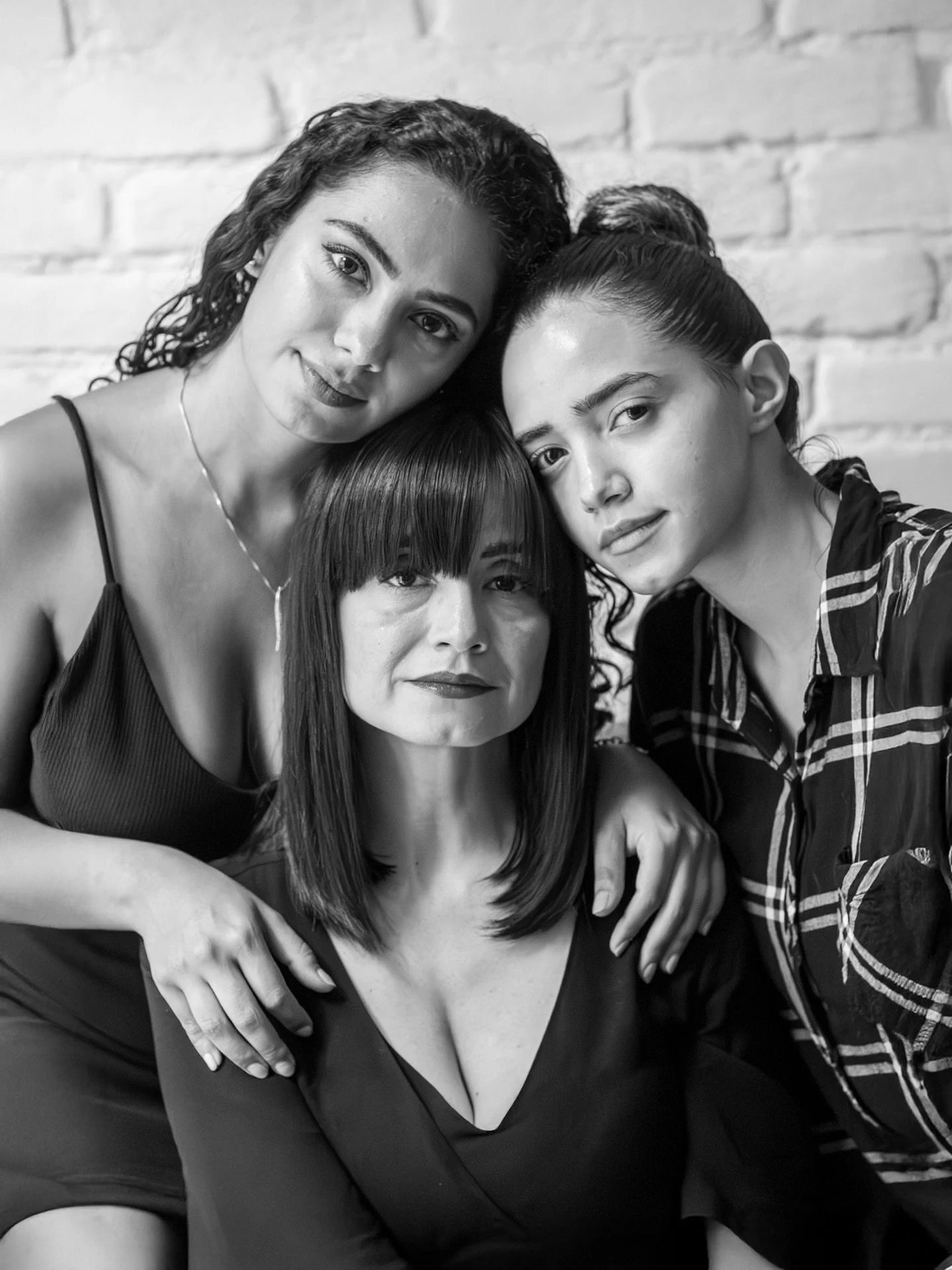 Tres personalidades distintas, un mismo coraz&oacute;n latiendo al ritmo del amor familiar.
.
.
.
#retratosfamiliares #fotunaestudio #fotografiadefamilia #retratosfemeninos #fotocreativa #fotografiacdmx #estudiodefoto #familyphotography #momentosreal