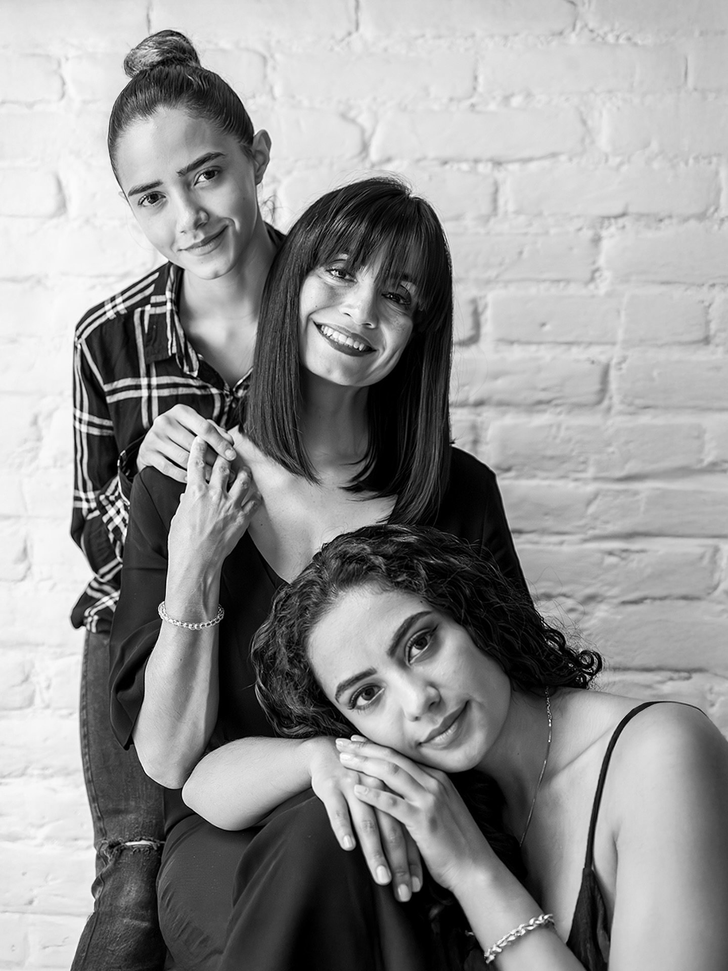 Tres miradas distintas, un mismo reflejo: amor, car&aacute;cter y ternura.
.
.
.
#retratosfamiliares #fotunaestudio #fotografiadefamilia #retratosfemeninos #fotocreativa #fotografiacdmx #estudiodefoto #familyphotography #momentosreales #fotografiadee