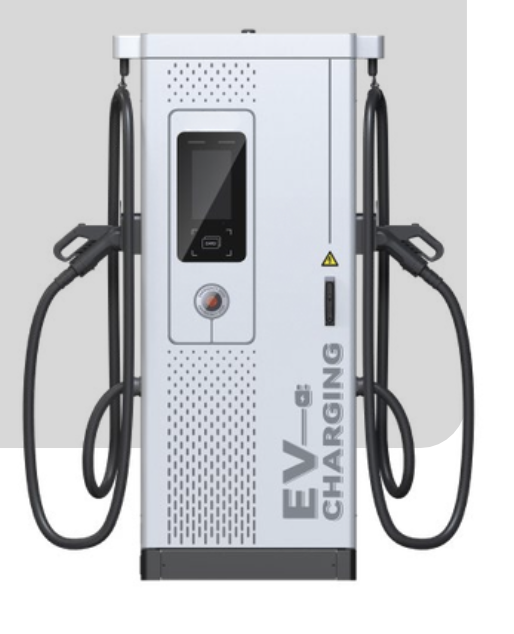 Estación de carga de vehículo eléctrico con dos cables de carga y pantalla digital.