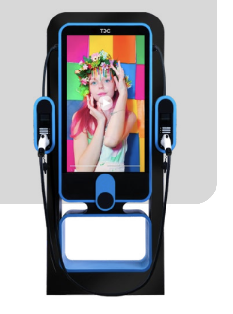 Pantalla de teléfono móvil mostrando a una niña con corona de flores en un fondo colorido, junto con audífonos y una máquina de selfies
