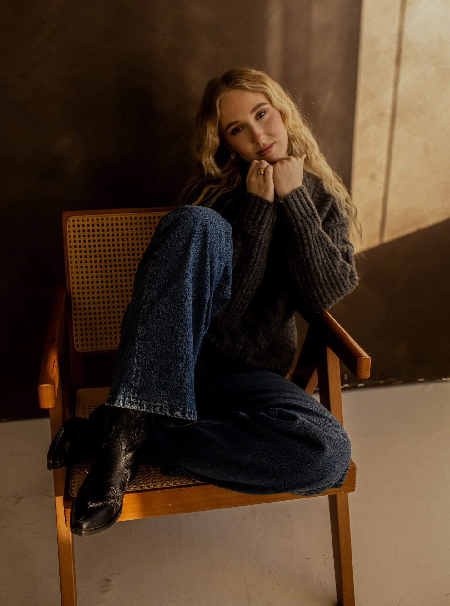 Studio session with this blondie 💛

Studio: @byrefine 
Model/Singer: @its_chloe_christine