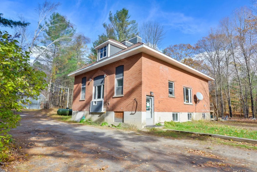 2026 Peninsula Road. Minett, ON