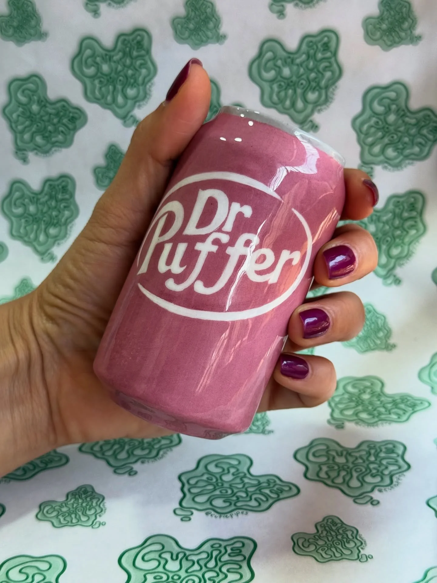 Crack open a cold Dr. Puffer Cuties 🍒💚💨
.
.
.
#handmade #ceramics #cutiepipes #drpuffer #drpepper