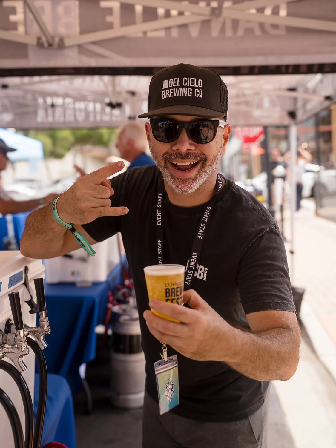 Luis pouring at Lupulo Brew Fest