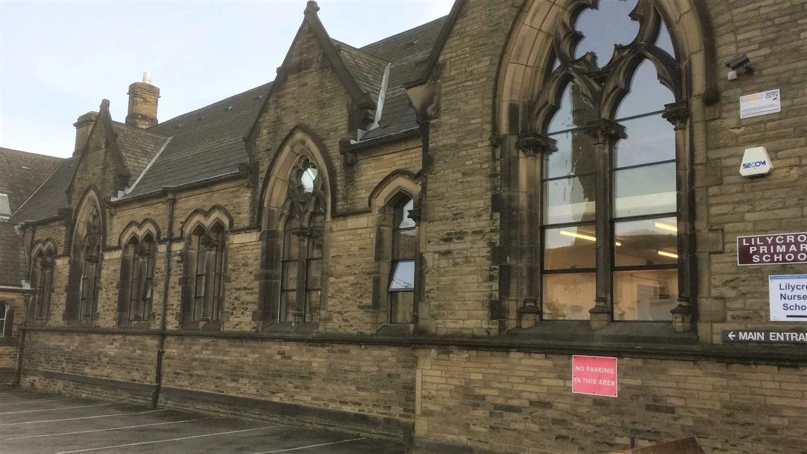 Grade two listed building double glazed Lilycroft Primary School, West Yorkshire1.webp