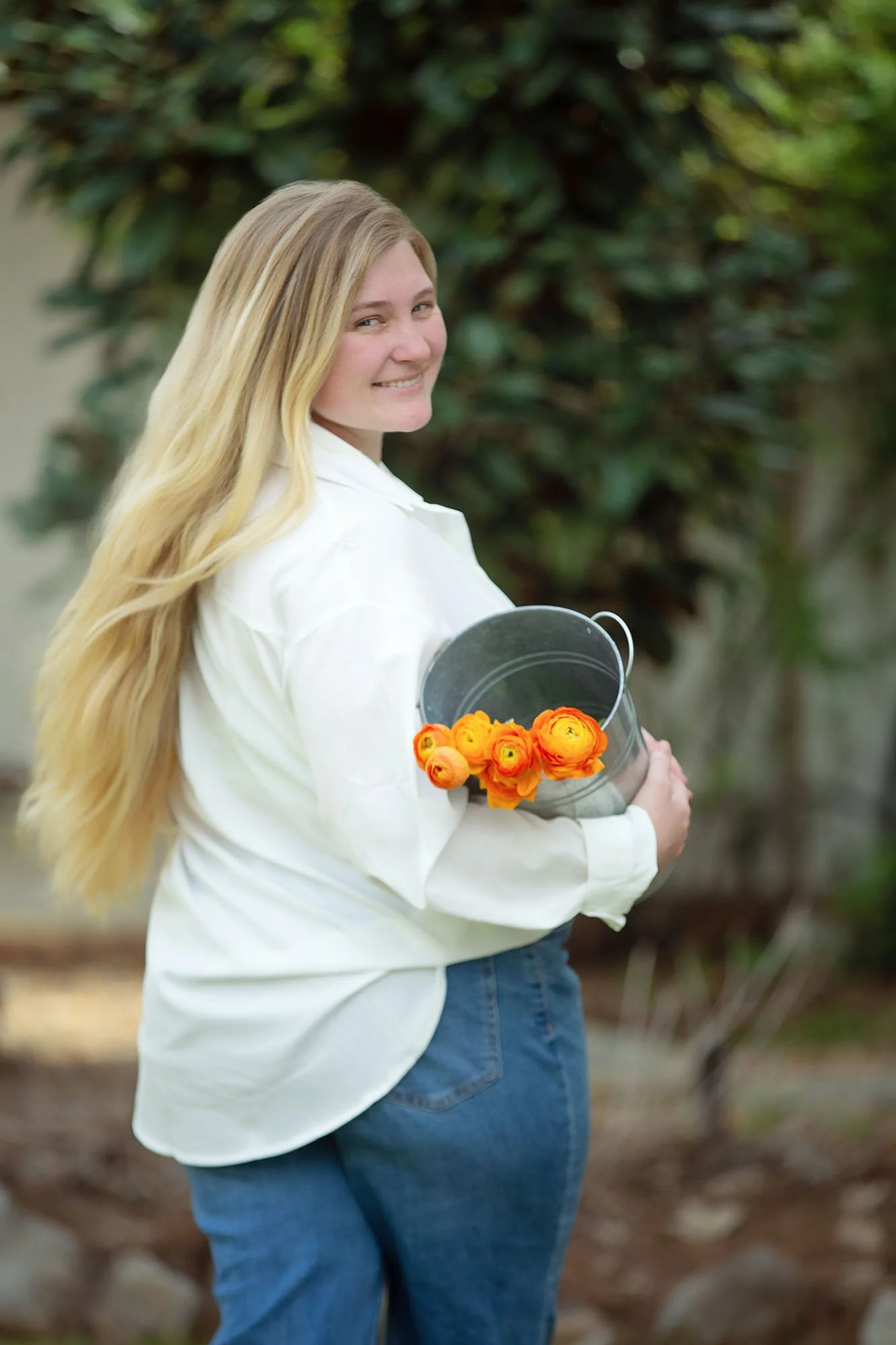 Hannah from Bouquet bar rental Alexandria Louisiana, holding a tin of flowers.