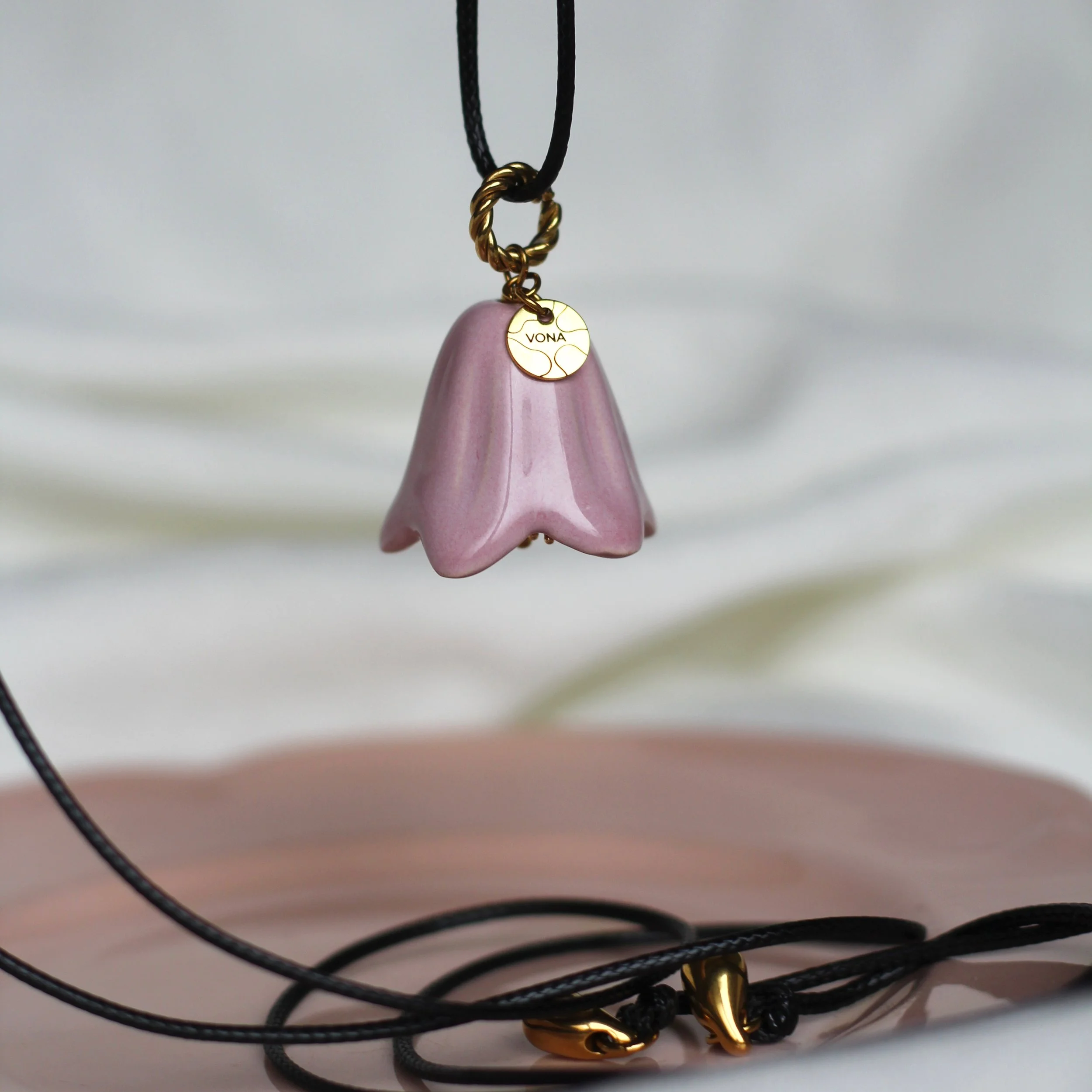 Luma bell pendant light pink (golden)