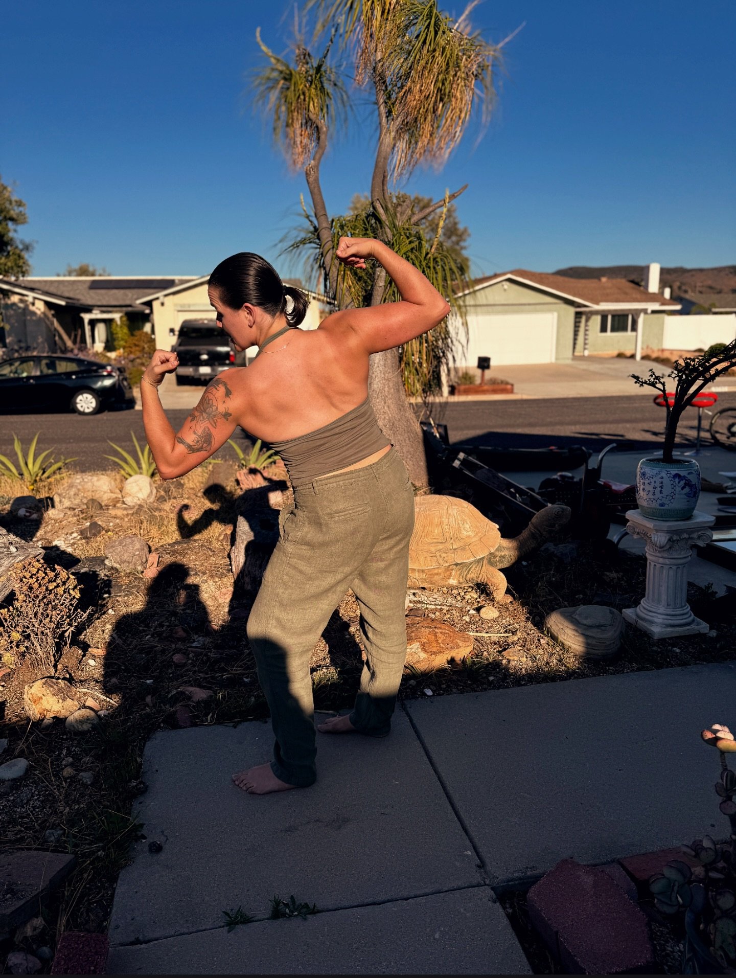 Front yard photoshoot flexin&rsquo;
&bull;
&bull;
&bull;
&bull;
Click the link in my bio and use my code (ABBYJADALI) for 50% off your purchase 

#gymlife #gymclothes #flexing #ambassador #gymgirl #weightlifting #womenwholift #liftheavyshit #femaleli