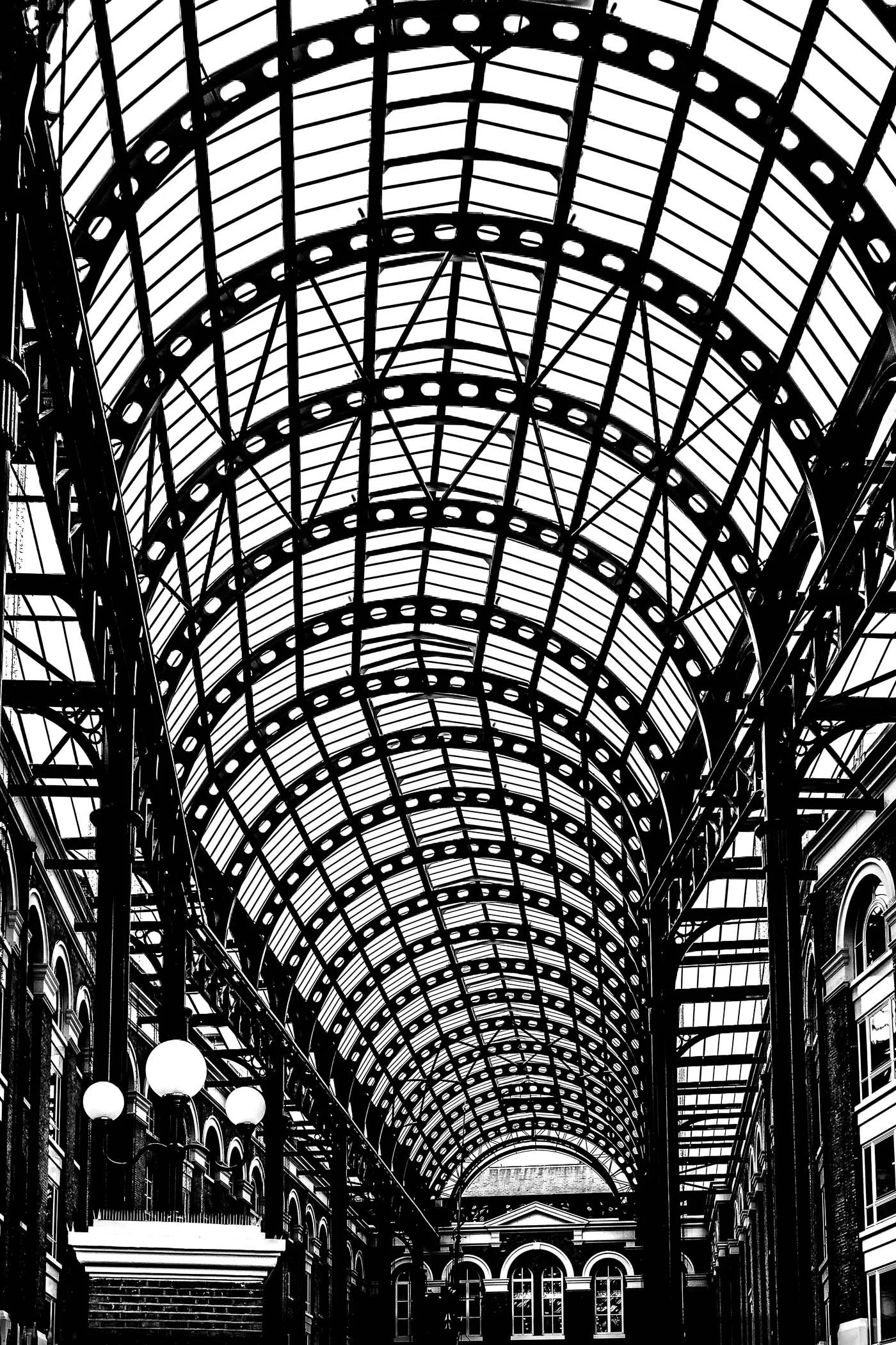 Hays Galleria Light streaming through the spectacular glass and iron canopy of London's riverfront gallery.