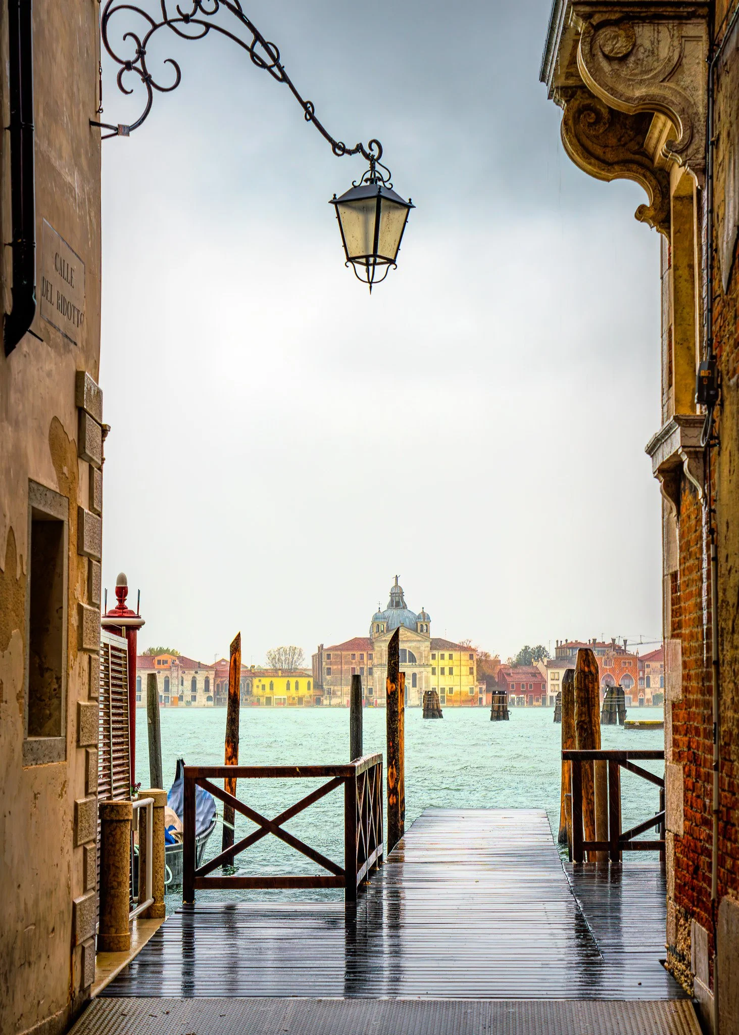 a-wet-day-venice-courtyard.jpg