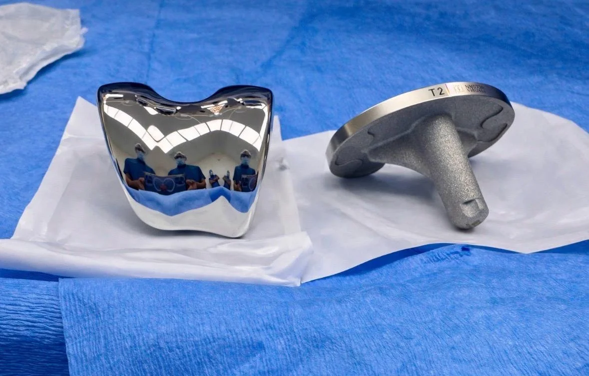 Una prótesis de cadera y una cabeza femoral de metal en un entorno médico