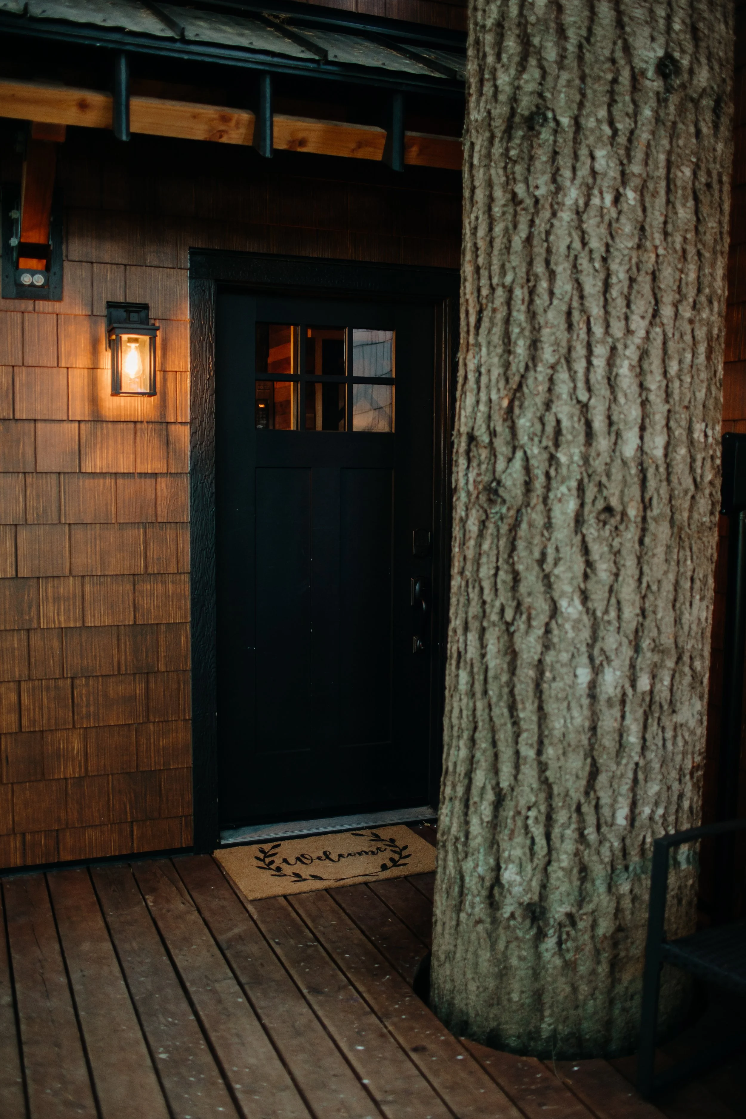 Tree-integrated entry detail of fully supported custom treehouse designed by professional treehouse architect Americana Architects.