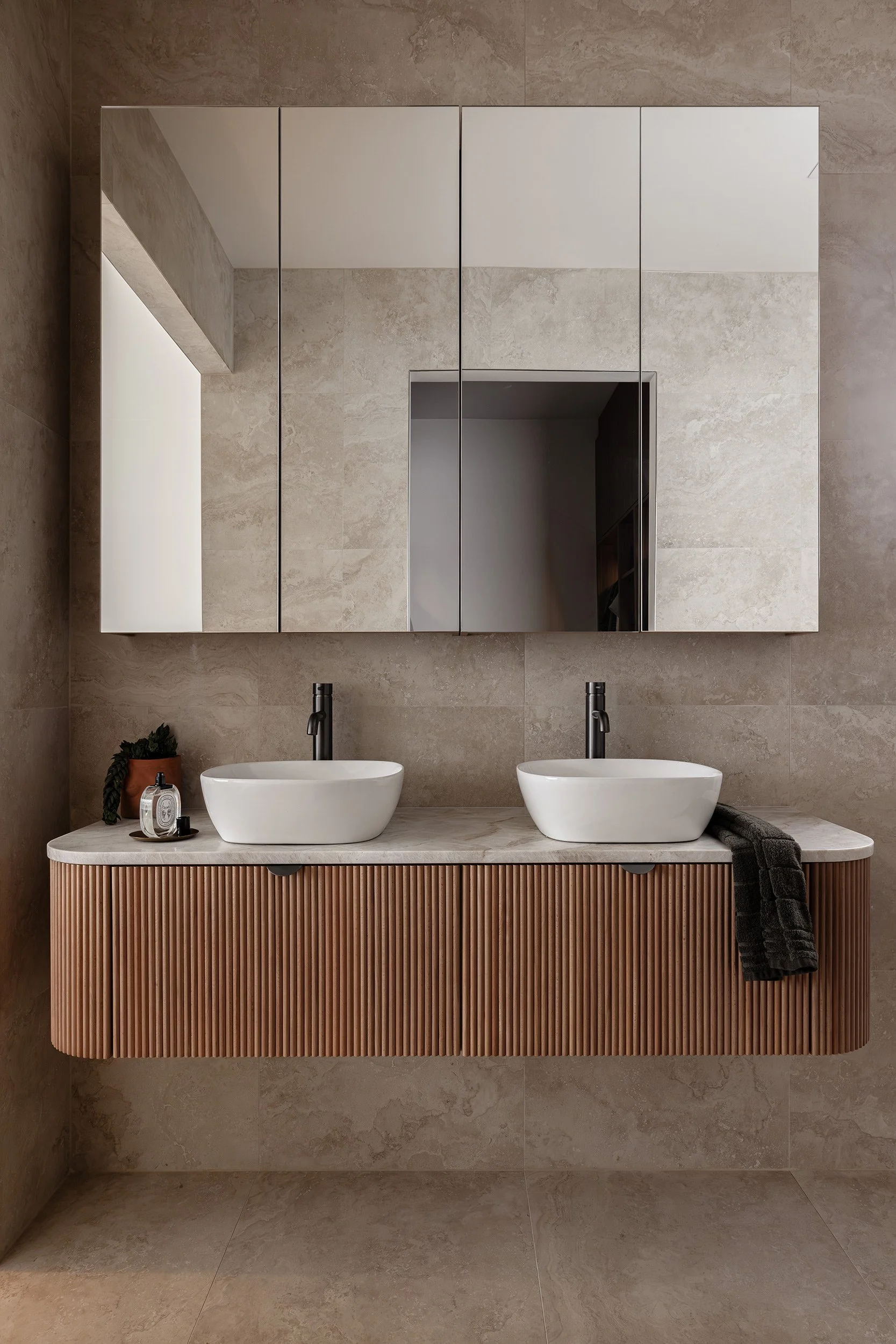 10-kahibah-modern-oasis-moody-ensuite.jpg
