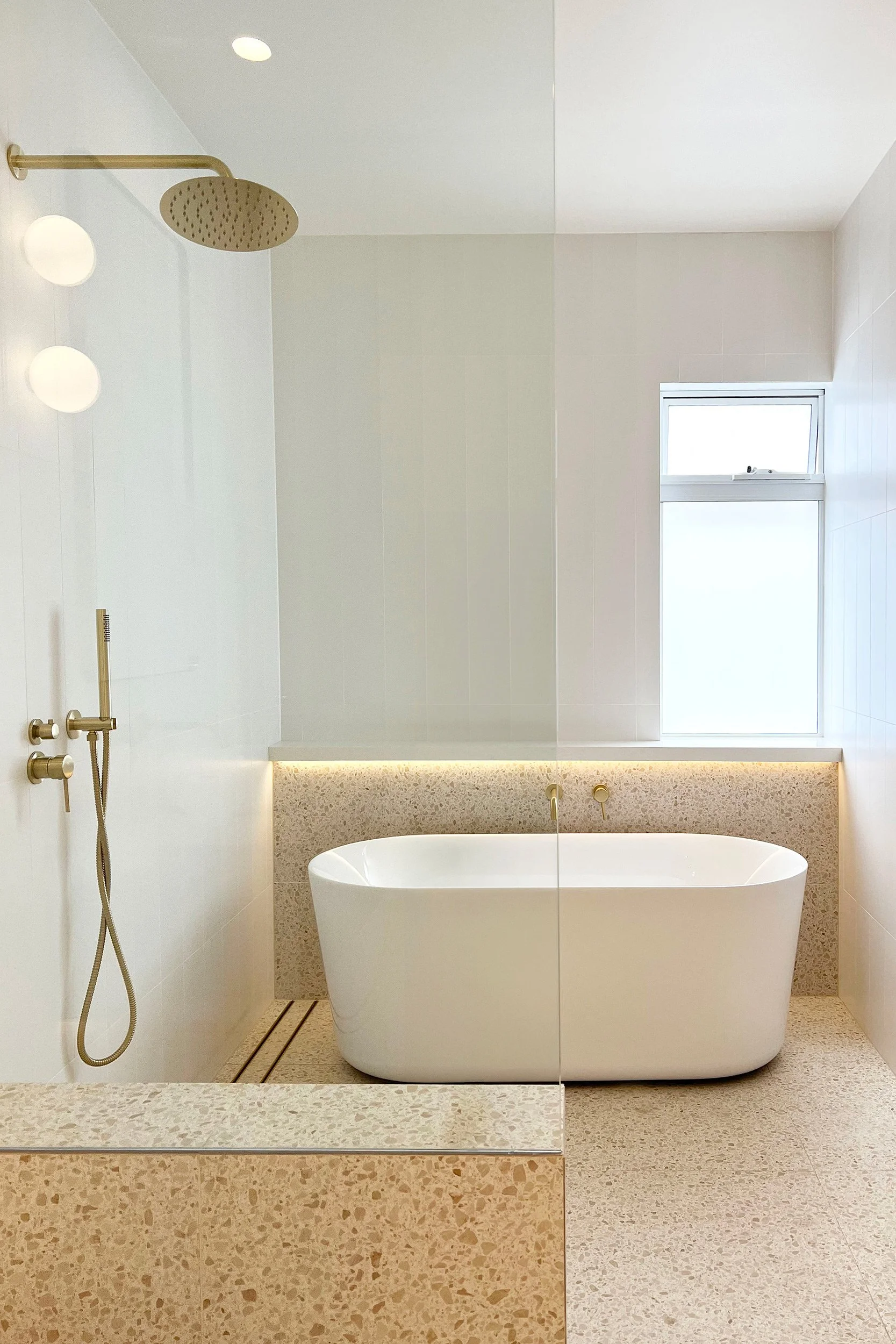 17v-Zenith-Kahibah-Coastal-Airbnb-Bathroom-Interior-Design.jpg
