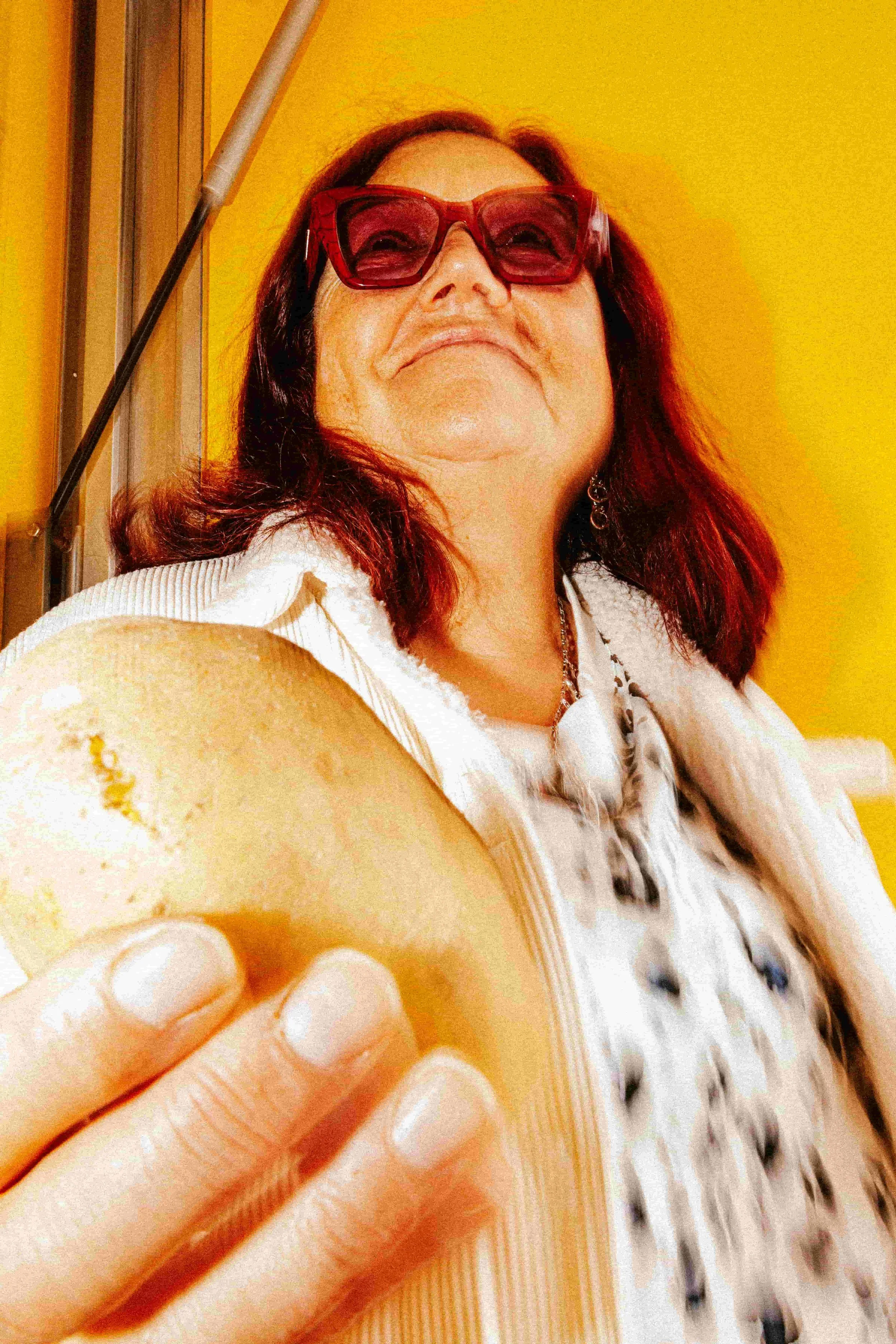 une femme qui tient une patate dans sa main