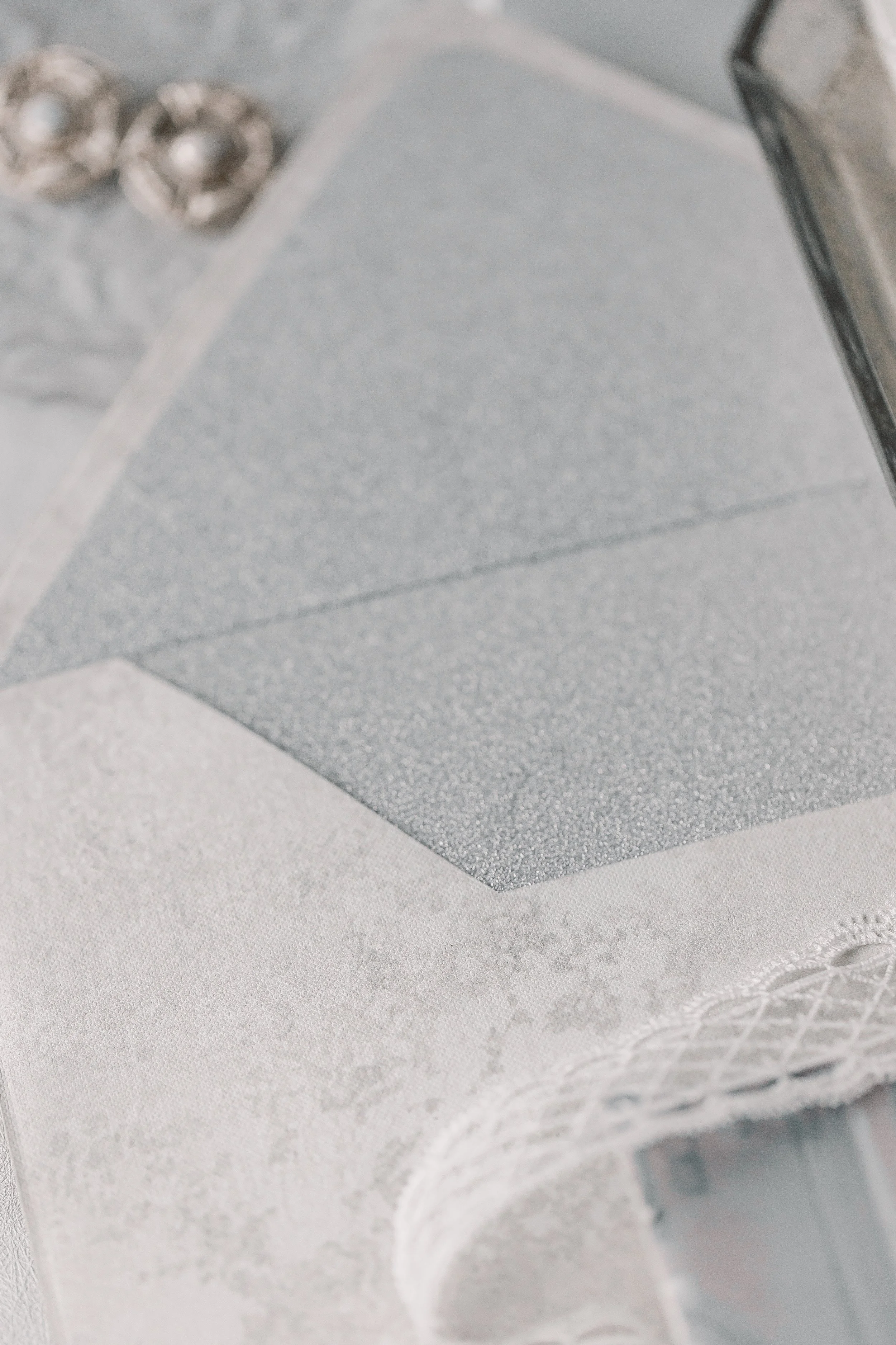 Each envelope was oversized to match the grandeur of the suite, and embellished with a silver no-spread glitter liner for added opening impact and enchanced guest experience.