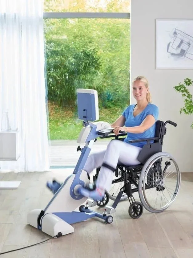 THERA- trainer lady using cycling machine