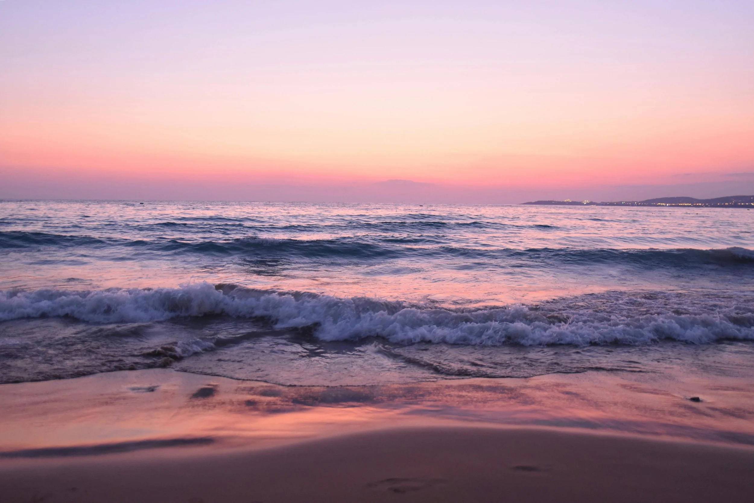 Calm ocean sunset reflecting the grounded and supportive space offered through therapy sessions in Brookvale and online.