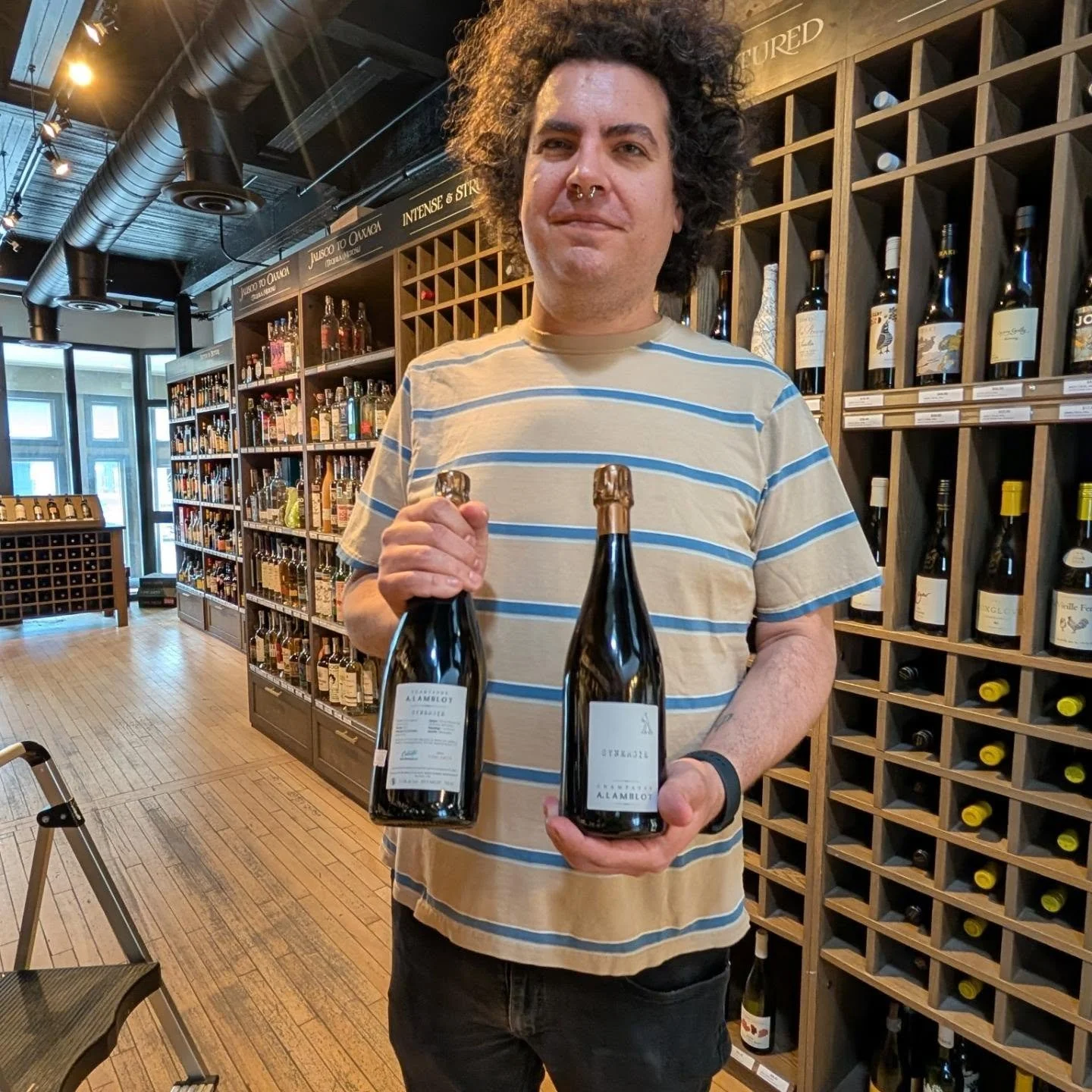 Get your hands on this spectacular bottle of @champagnea.lamblot landed exclusively for @vinearts ! Very limited quantities so RUN!

#champagne #france #bubbles