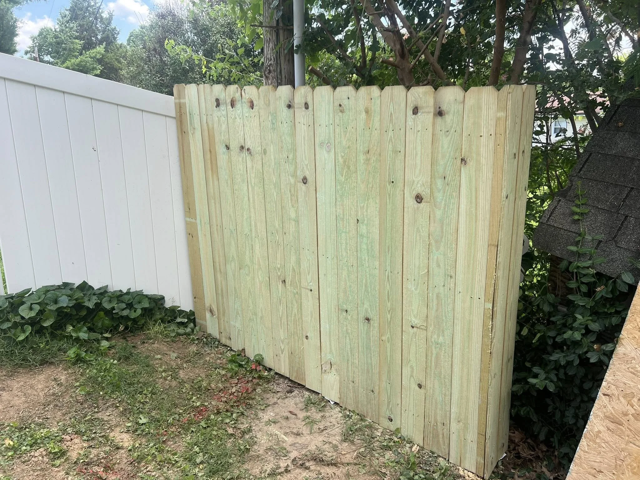 Wood privacy fence - Midwest Fence