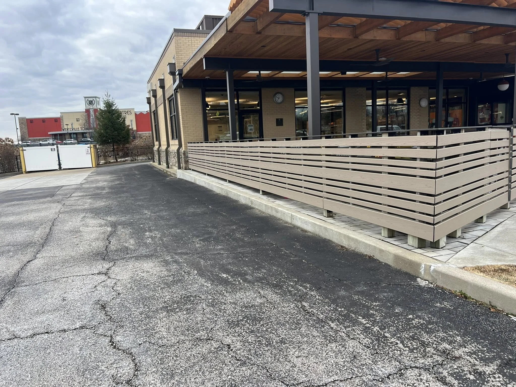 light brown horizontal composite around restaurant patio - Midwest Fence