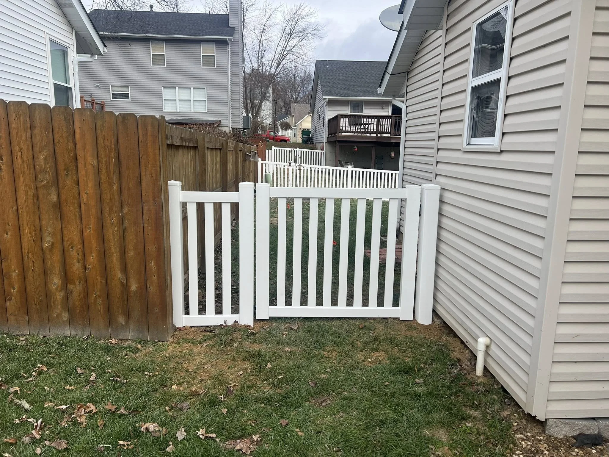 white semi-privacy vinyl fence in backyard