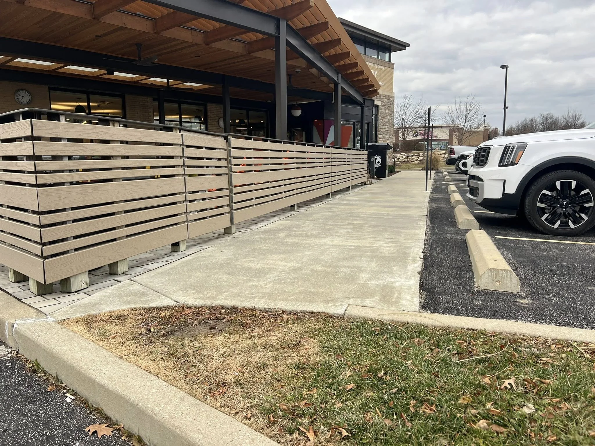 light brown horizontal composite around restaurant patio - Midwest Fence