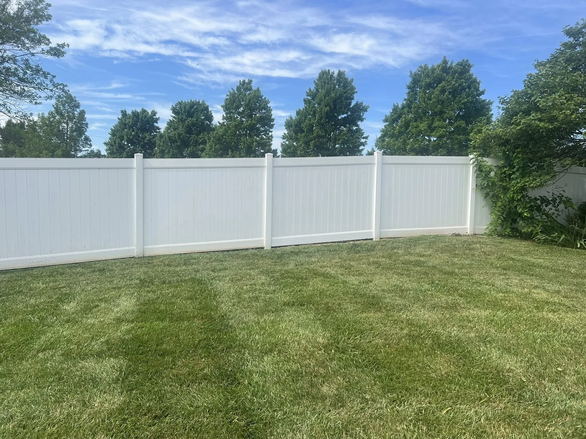 white privacy vinyl fence in backyard - Midwest Fence