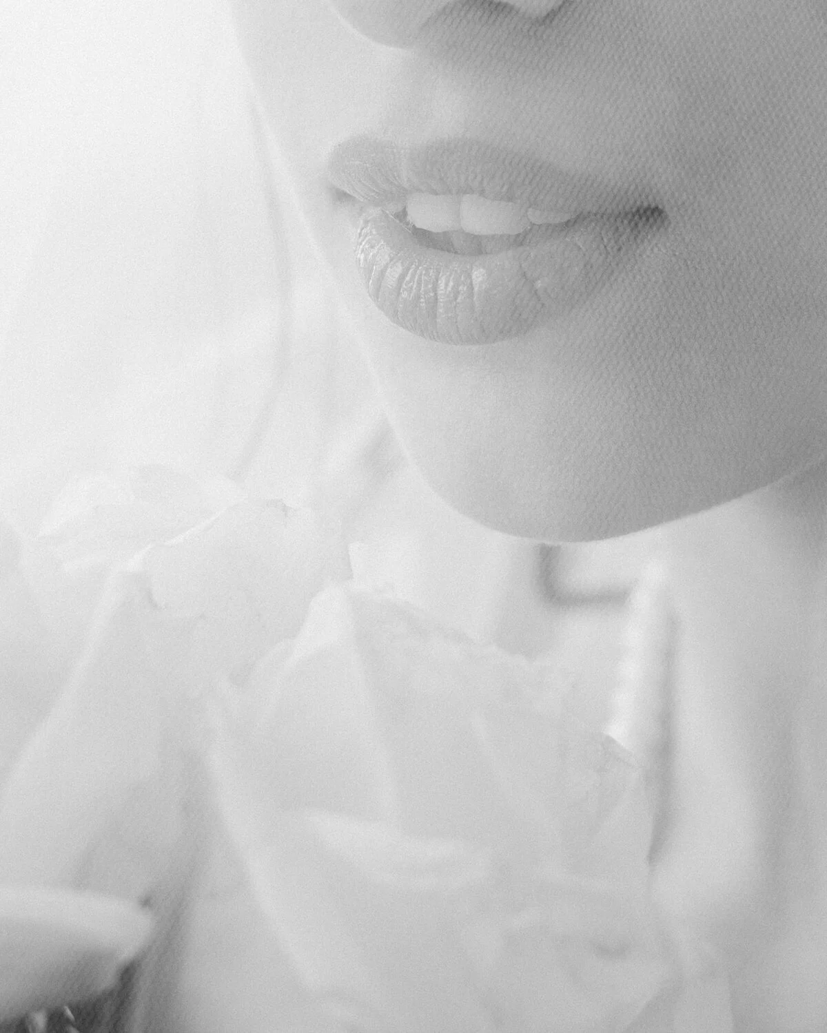 Un gros plan sur des lèvres légèrement ouvertes, avec de la peau visible et un fond flou.