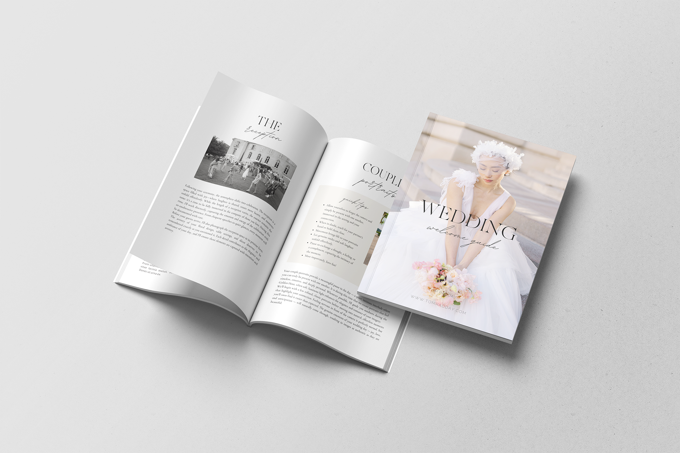 Brochure de mariage avec une image d'une mariée en robe blanche tenant un bouquet de fleurs roses.