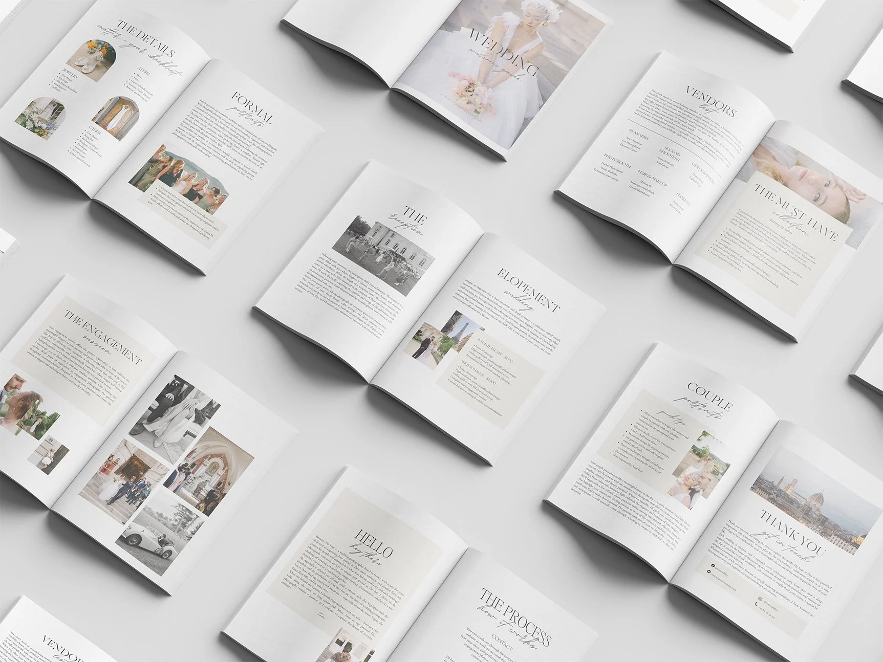 Ouvrages ouverts sur un fond blanc, contenant des textes et photos, semblant être des livrets ou albums liés à un mariage.