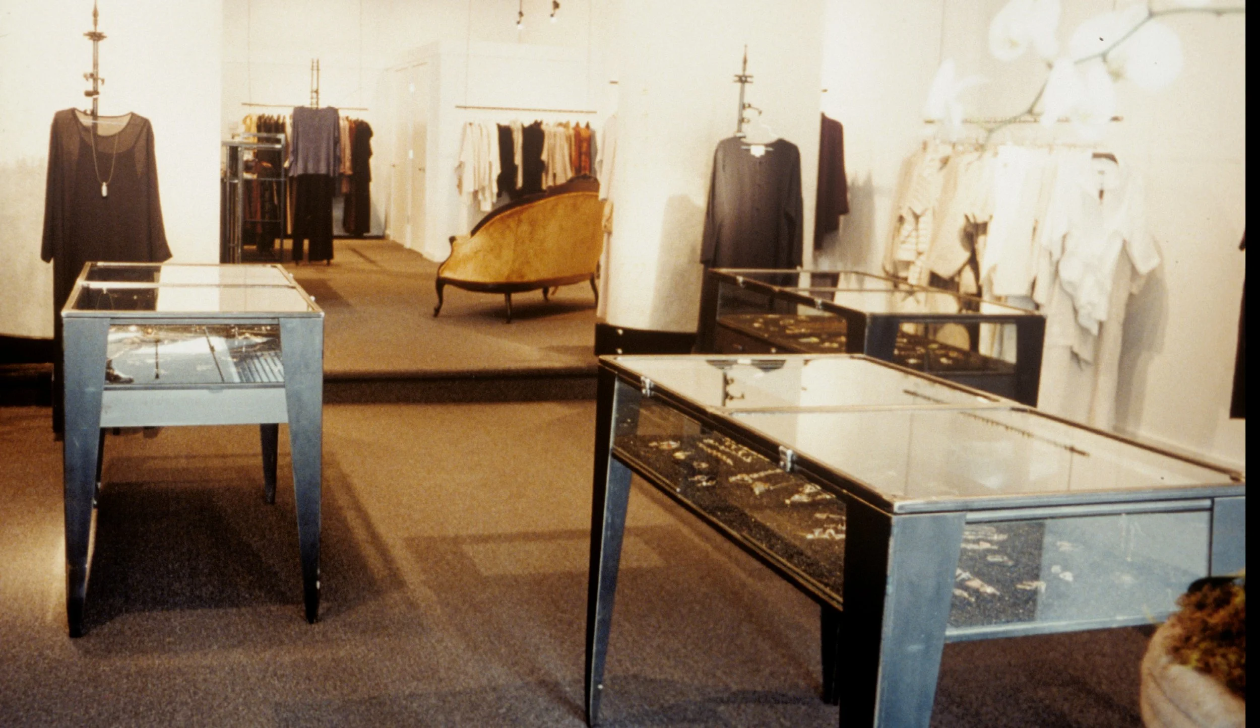 Retail Cases & Fixtures