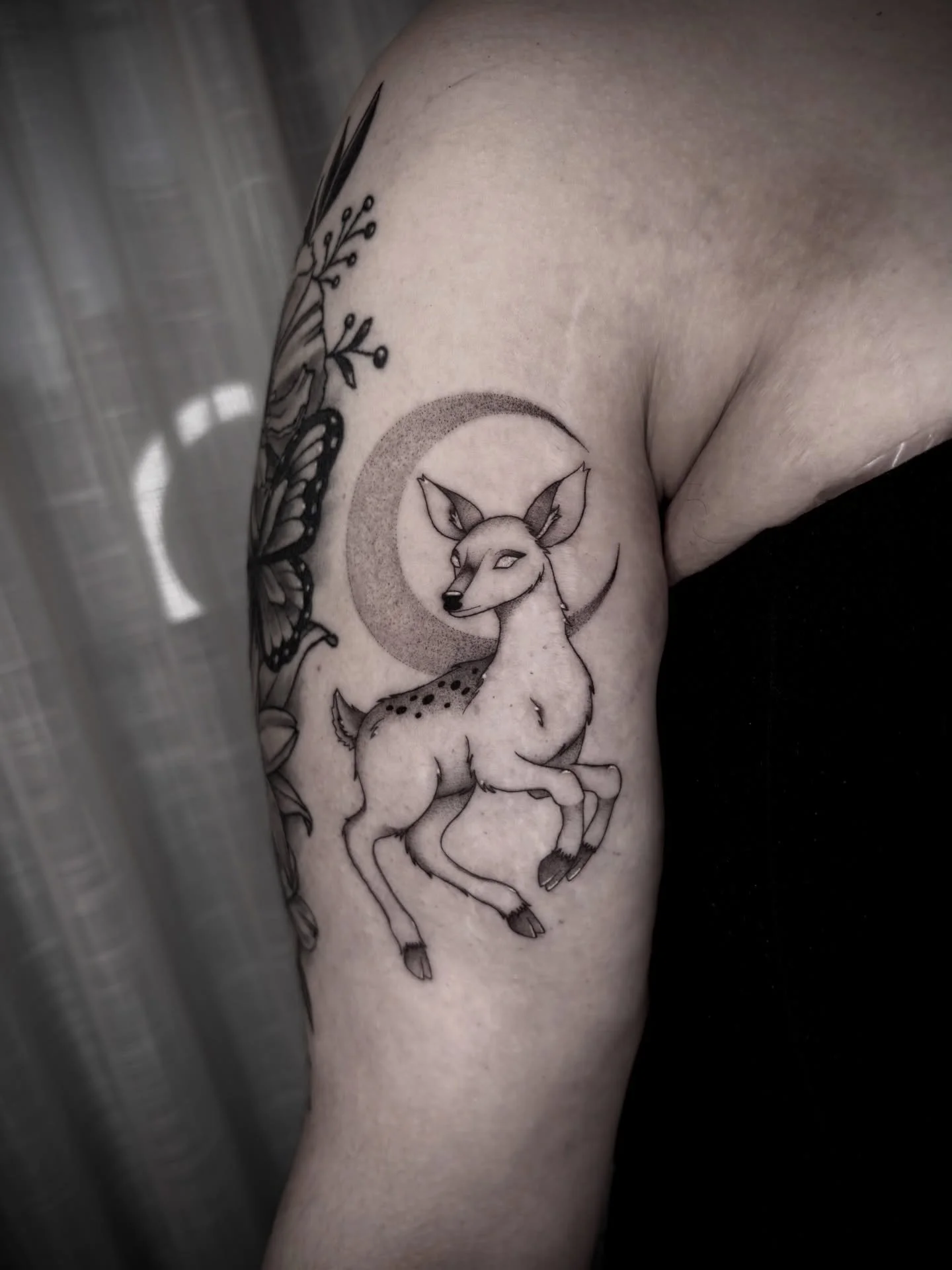 loveee this deer from my flash i got to do!! 🦌🖤 thank you so much aubrey! more available flash in my highlights, link in bio to inquire/book! 🕸️