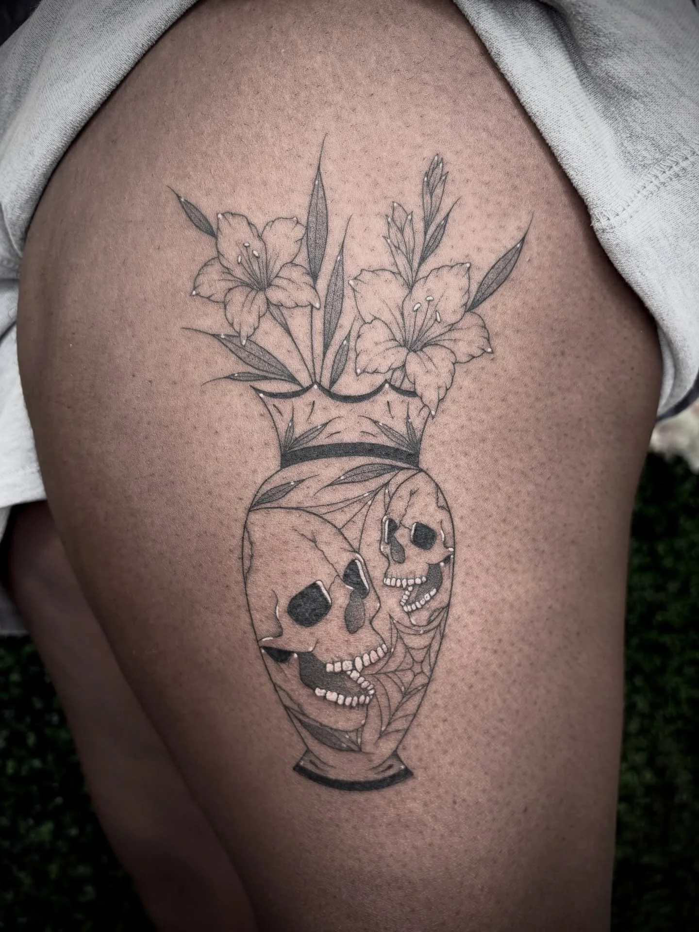 LOVED getting to do this vase from my flash ! 🕸️ thank you so much sydnee! 🖤 more available flash in my highlights, link in bio to inquire/book 🕸️