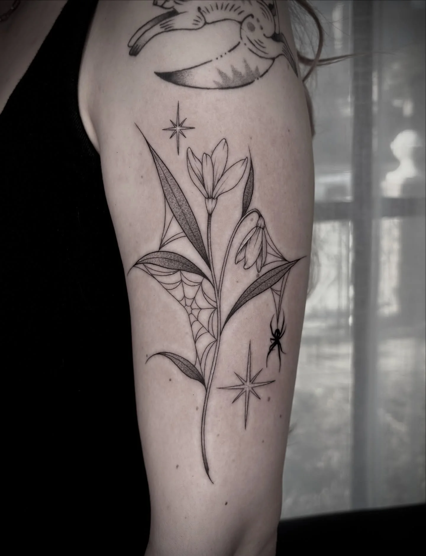 so excited to do another floral from my flash 🕸️ :) we also added a star to her existing tattoo! thank you so much sarah 🖤 more available flash in my highlights, link in bio to inquire/book!