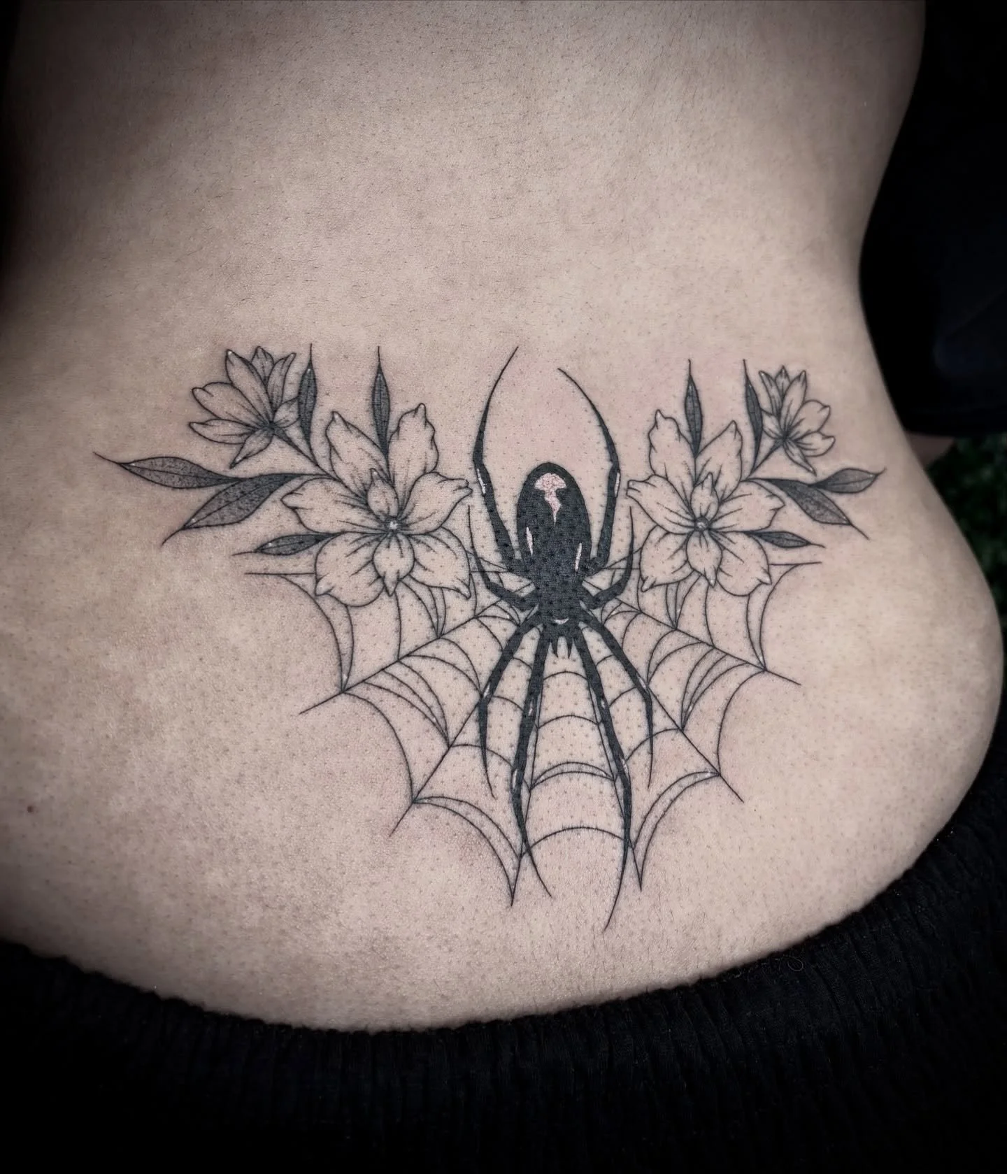 🕸️🕷️ thank you so much nahomy! more available flash in my highlights 🖤