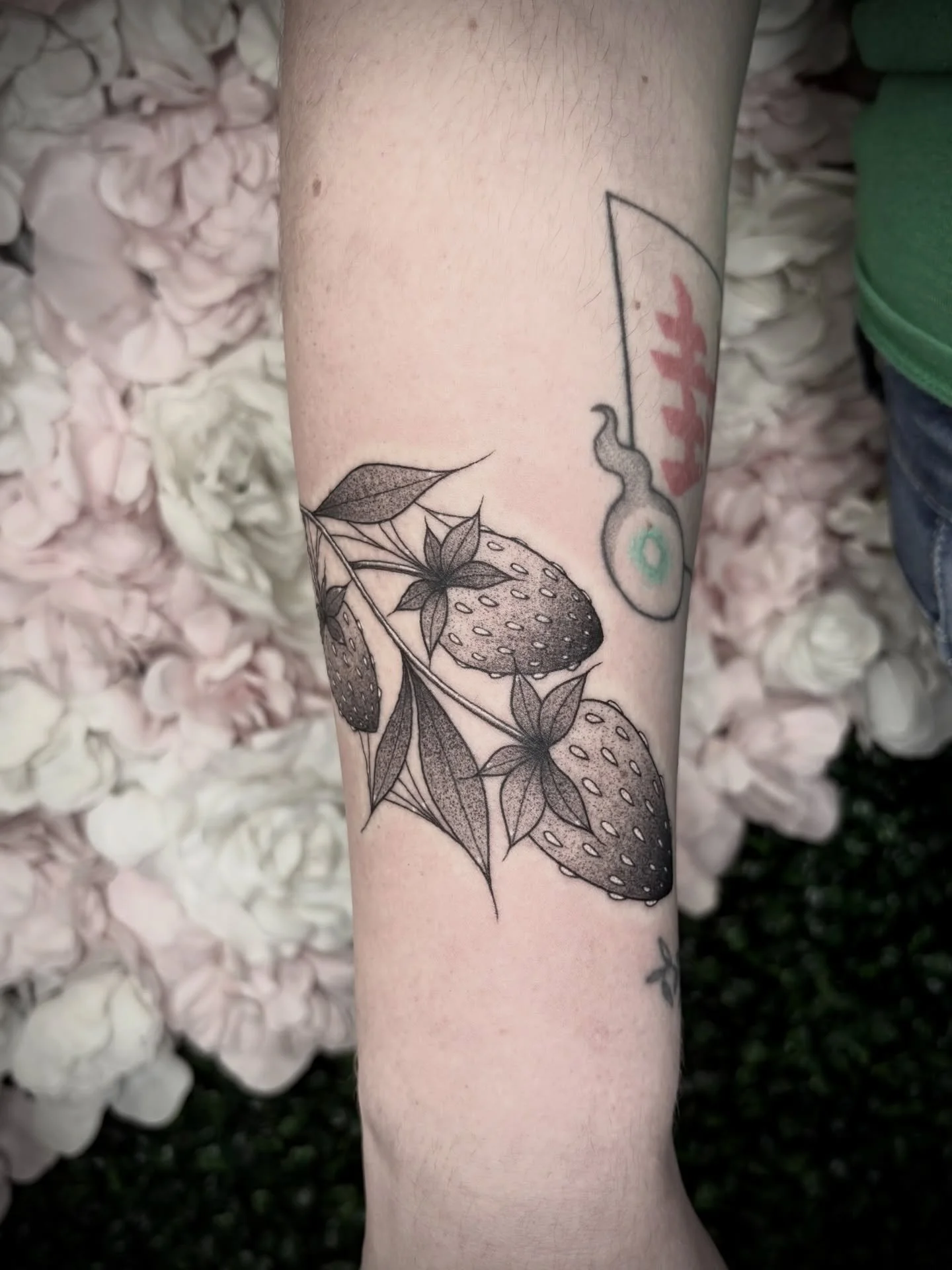 some cute flash strawberries 🍓🕸️ thank you so much kaitlyn! more available flash in my highlights, link in my bio to book/inquire! 🖤