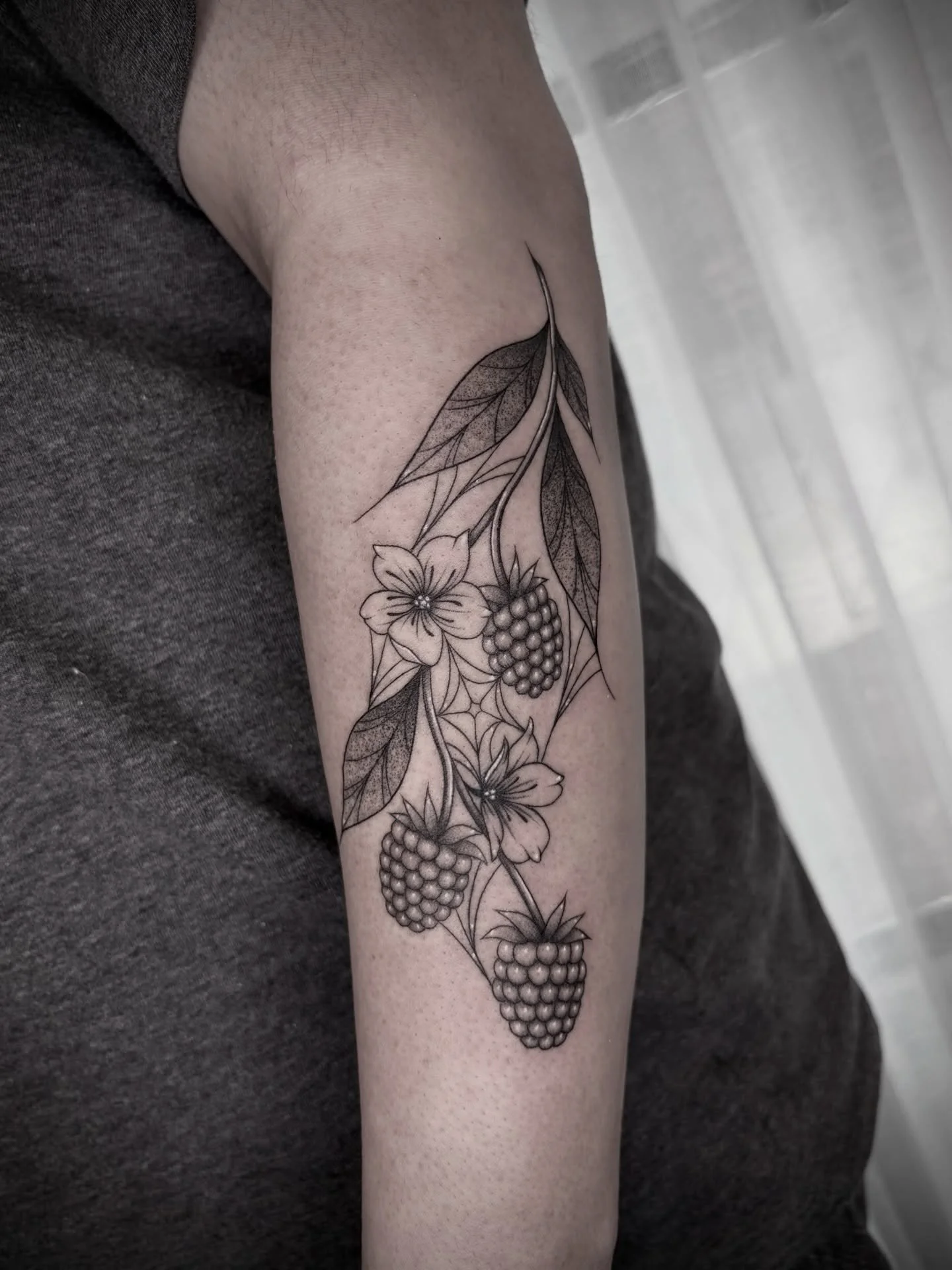 lighter version of the blackberries :)) thank you so much alexandra 🖤🕸️ more available designs in my highlights, link in bio to inquire or book !