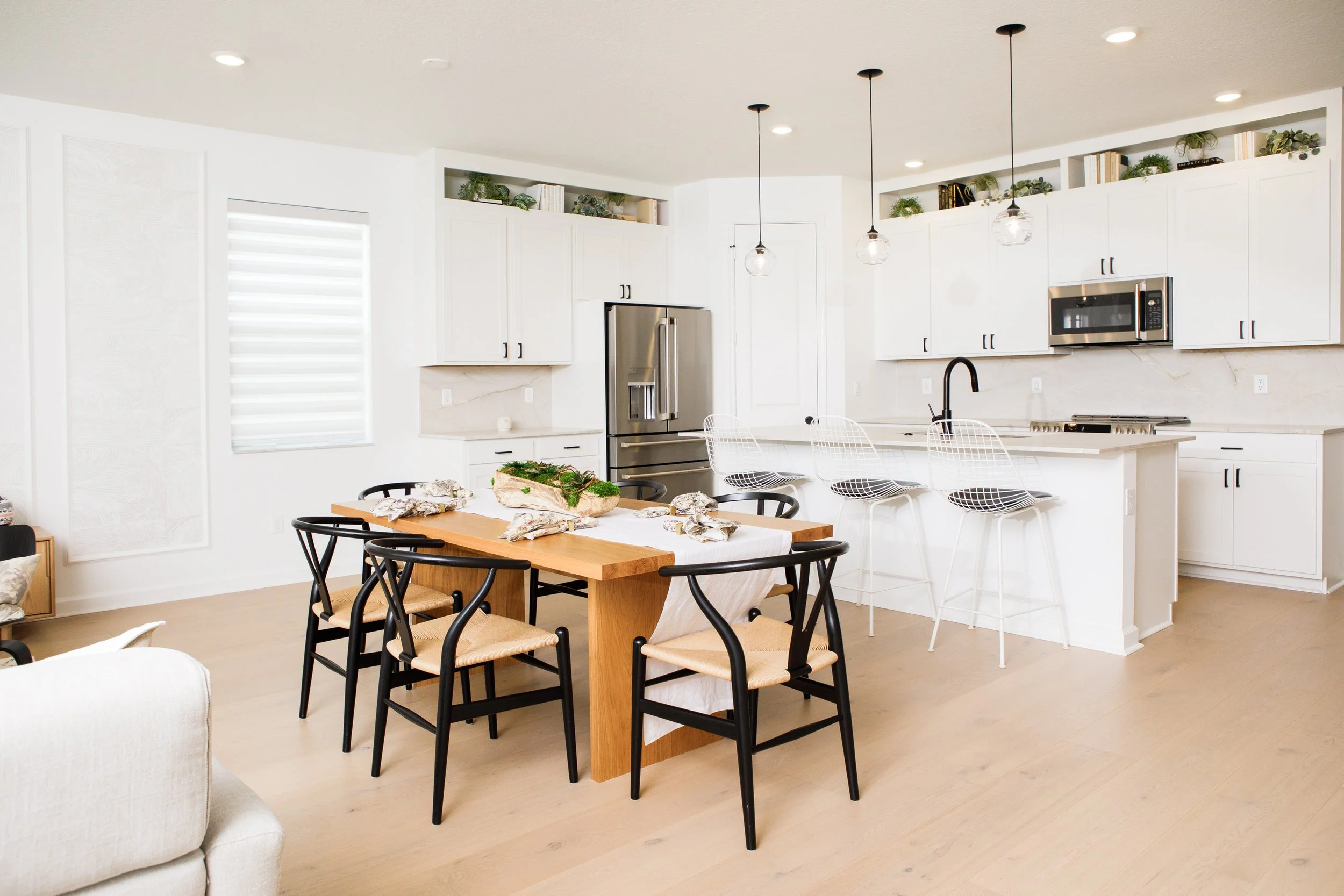 high en residential kitchen and dining area with luxury furnishing