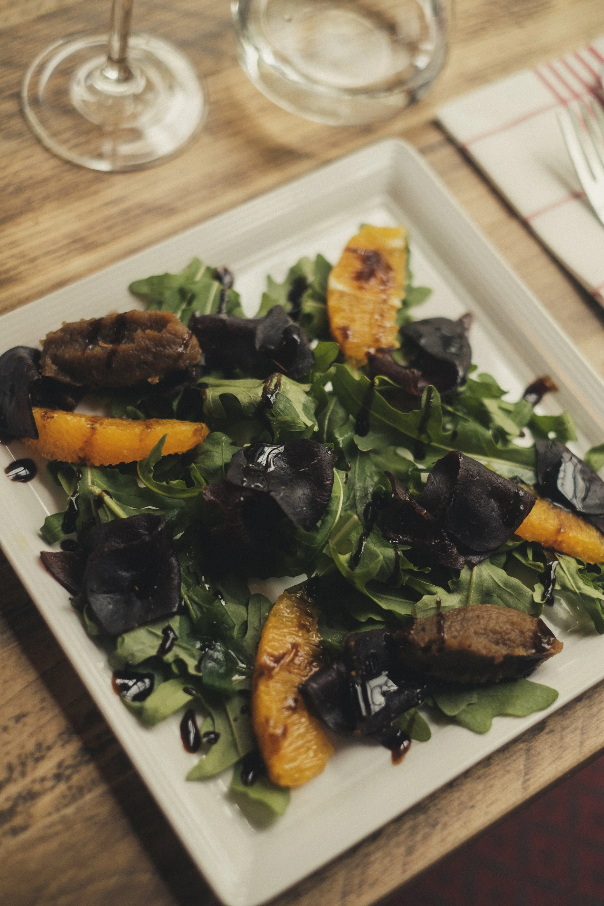 Lettrøkt hvalcarpaccio med løkkompott og appelsin og ruccola - Bygdøy Vertshus