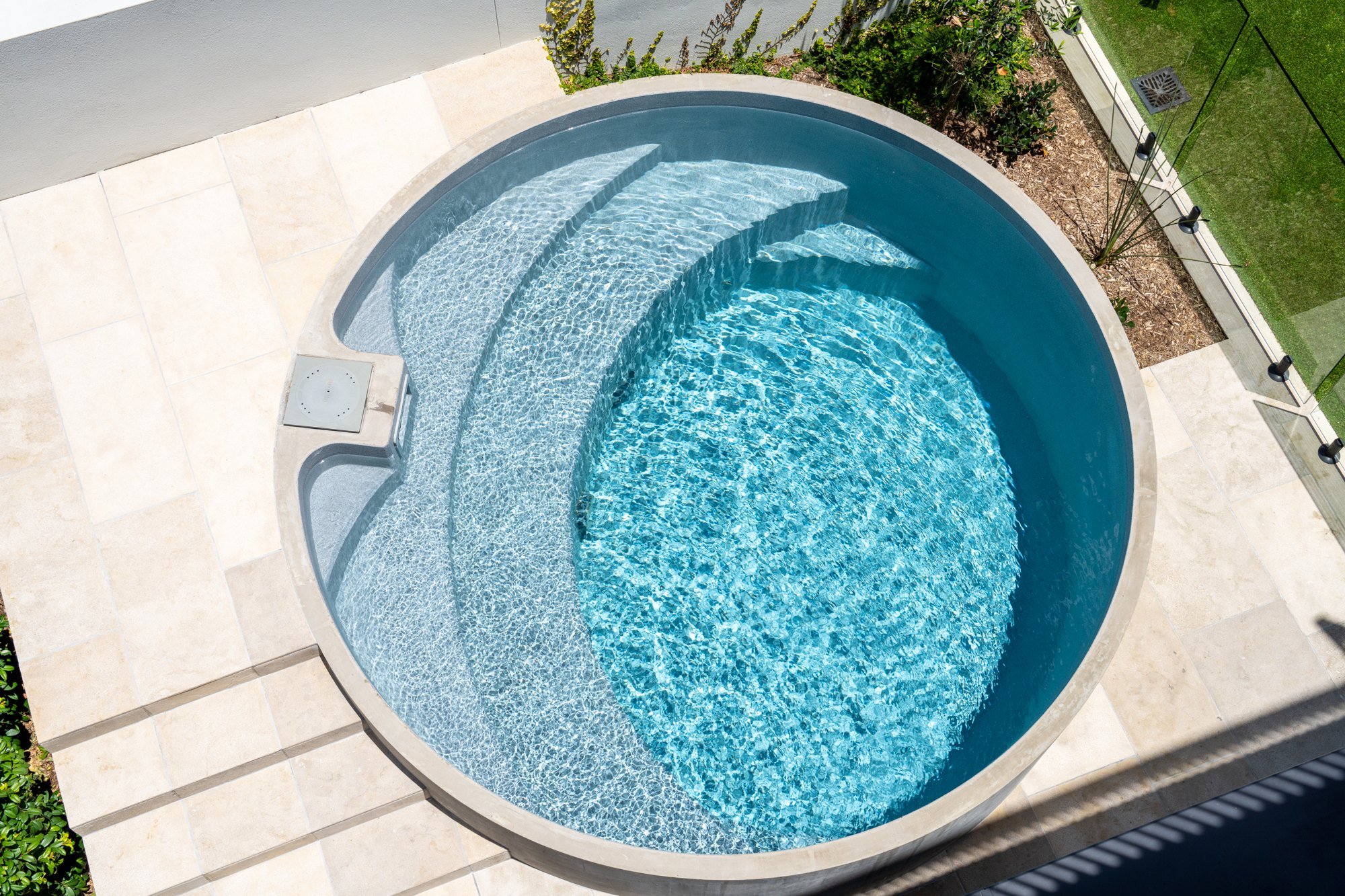 Round Plungie Arena pool in Grey Reef ecoFinish