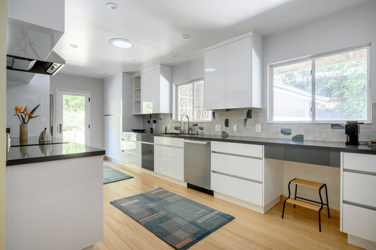 A bright, three-tone kitchen expansion oriented toward the landscape. The design integrates the client’s original 1960s GE oven into a high-performance envelope of new energy-efficient openings